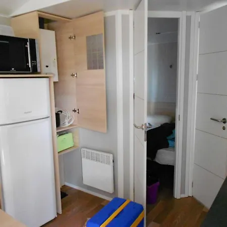 Дом отдыха Propriete De 2 Chambres A Canet De Salars Avec Magnifique Vue Sur Le Lac Et Terrasse Amenagee A 300 M De La Plage Canet-de-Salars