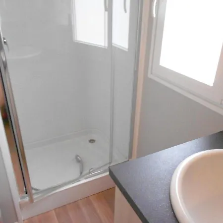 Propriete De 2 Chambres A Canet De Salars Avec Magnifique Vue Sur Le Lac Et Terrasse Amenagee A 300 M De La Plage Дом отдыха