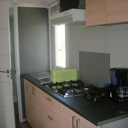 Дом отдыха Propriete De 2 Chambres A Canet De Salars Avec Magnifique Vue Sur Le Lac Et Terrasse Amenagee A 300 M De La Plage